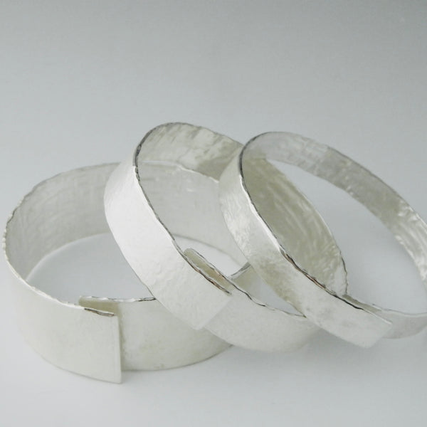 Textured silver overlap 'open' bangle